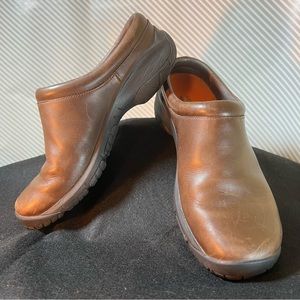Merrell Women's Encore Nova 2 Smooth Leather Work Clog/Dark Earth Brown/Size 7.5